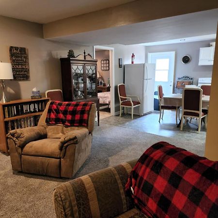 Lovely 3- Bedroom Apartment With Street Parking. Goshen Kültér fotó